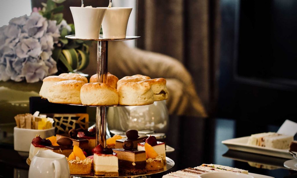 Bei einem England-Besuch sollte eine Tea Time nicht fehlen: Tee, Scones, Clotted Cream und Sandwiches 