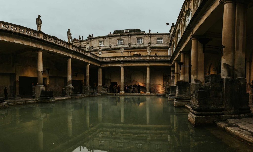 Already the Romans liked the thermal waters in Bath. There are still interesting structures of the former Roman Bath left. 